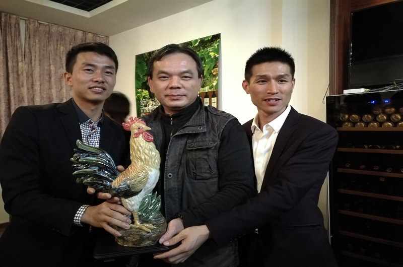 上下和地毯年會頒發(fā)大雞獎